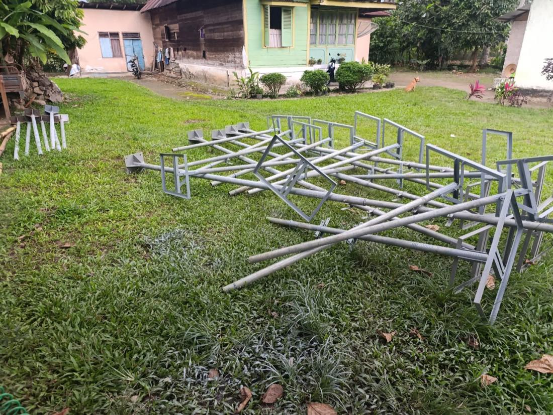 Pendirian tiang di lokasi