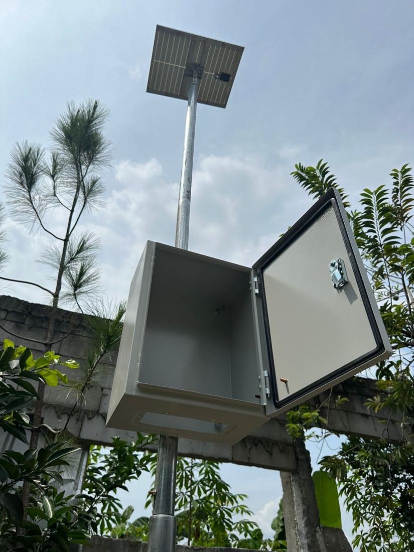 Pemasangan bracket panel surya