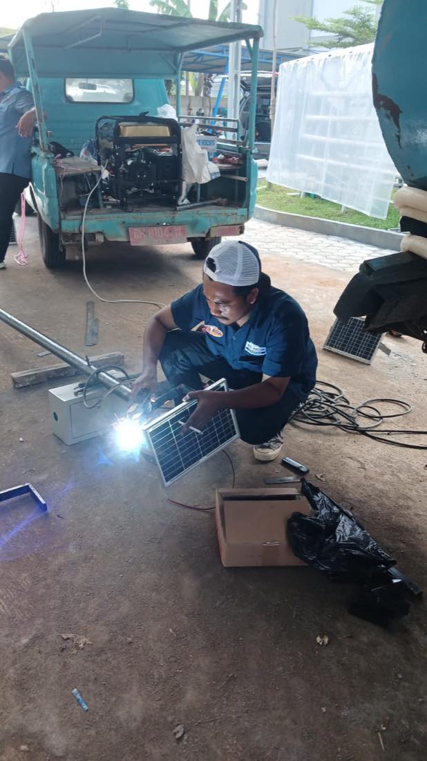 Perakitan tiang galvanis sebelum didirikan